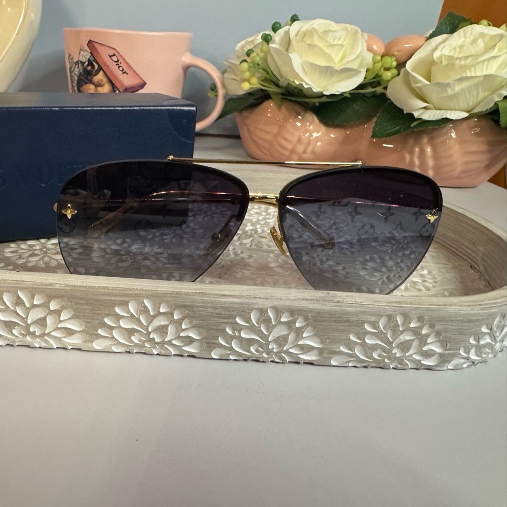 LOUIS VUITTON Pilot Light Sunglasses
Monogram NEW GRAY BLUR AVIATOR 

BRAND NEW